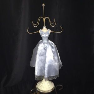 Elegant necklace holder